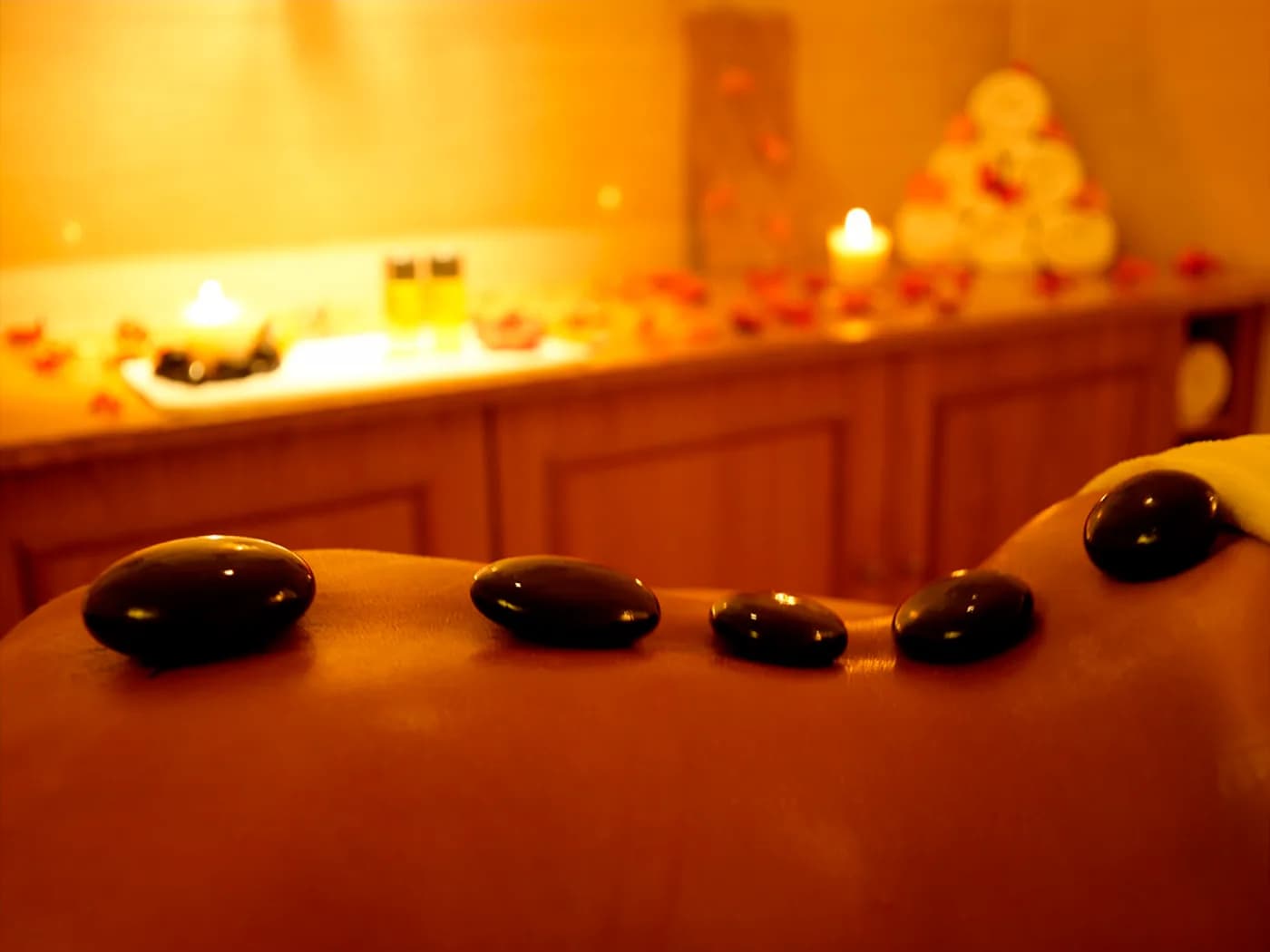 Nến thơm và hoa khô trên bàn gỗ